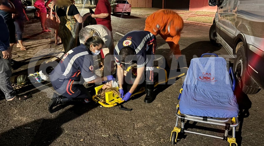 Imagem: ajdnv Mulher fica ferida após colisão entre carro e bicicleta elétrica no bairro Santa Cruz
