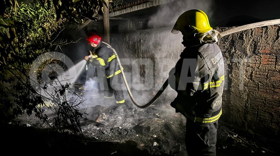 Imagem: akdmv 1 Incêndio em terreno baldio mobiliza Corpo de Bombeiros ao lado de casa abandonada em Rondonópolis Imagem: akdmv 1 Incêndio em terreno baldio mobiliza Corpo de Bombeiros ao lado de casa abandonada em Rondonópolis