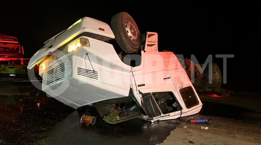 Imagem: akdmv 2 Motorista de 62 anos morre preso às ferragens após carreta tombar na BR-364 em Rondonópolis
