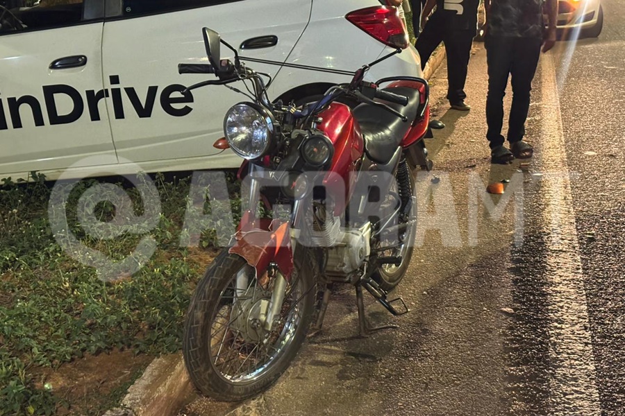 Imagem: akdvds Motorista desvia de carro parado, invade pista contrária e acaba colidindo com motocicleta na Avenida dos Estudantes