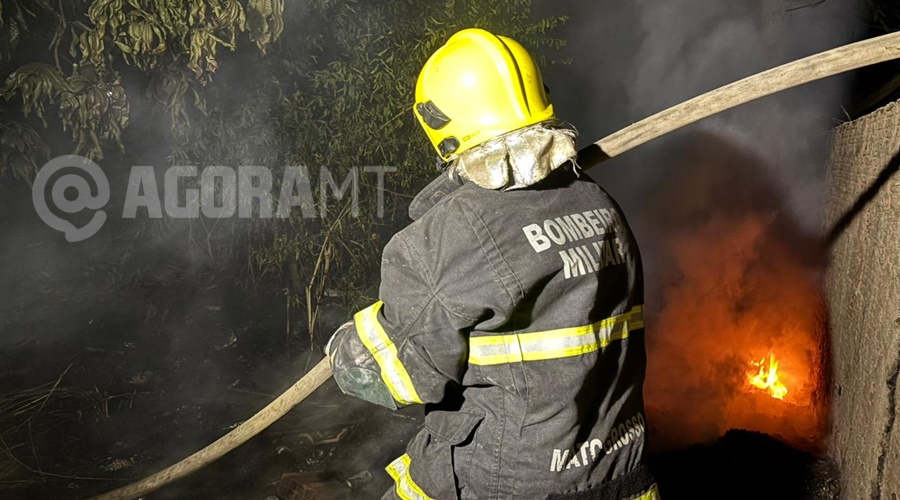 Imagem: bombeiro incendio Incêndio em terreno baldio mobiliza Corpo de Bombeiros ao lado de casa abandonada em Rondonópolis Imagem: bombeiro incendio Incêndio em terreno baldio mobiliza Corpo de Bombeiros ao lado de casa abandonada em Rondonópolis