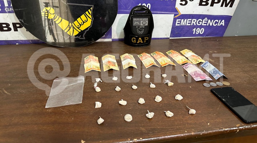 Imagem: dvkfd Grupo de Apoio da PM prende suspeito com 20 porções de pasta base na Avenida dos Estudantes Imagem: dvkfd Grupo de Apoio da PM prende suspeito com 20 porções de pasta base na Avenida dos Estudantes