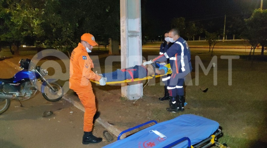 Imagem: fsvofs Motociclista fica ferido após perder controle da moto e bater em poste no Jardim Atlântico Imagem: fsvofs Motociclista fica ferido após perder controle da moto e bater em poste no Jardim Atlântico