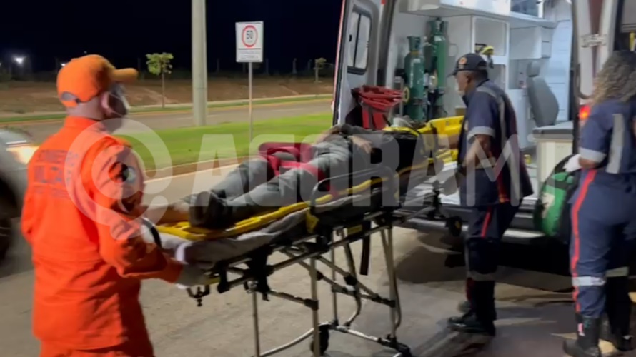 Imagem: jcdas%C2%B4v Motociclista passa mal, perde controle da moto e bate em carro na Rua Fernando Corrêa da Costa Imagem: jcdas%C2%B4v Motociclista passa mal, perde controle da moto e bate em carro na Rua Fernando Corrêa da Costa