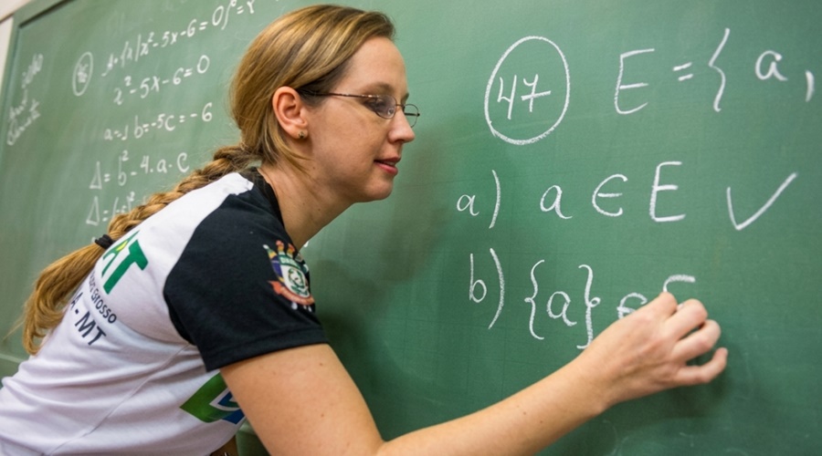 Imagem: professora Unemat oferta seletivo unificado com 212 vagas para professores temporários em MT