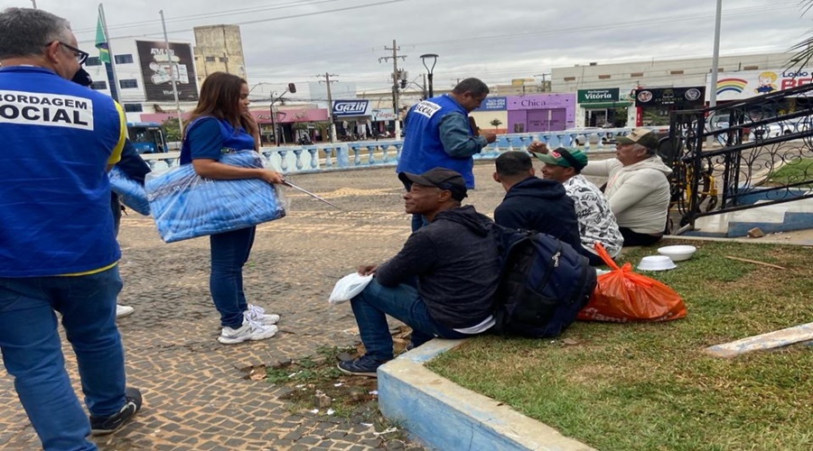 Imagem: 36609bd7 a037 461d bd4b 5dbf0b6e3cf9 Equipes do Centro Pop distribuem cobertores e levam acolhimento para pessoas em situação de rua Imagem: 36609bd7 a037 461d bd4b 5dbf0b6e3cf9 Equipes do Centro Pop distribuem cobertores e levam acolhimento para pessoas em situação de rua