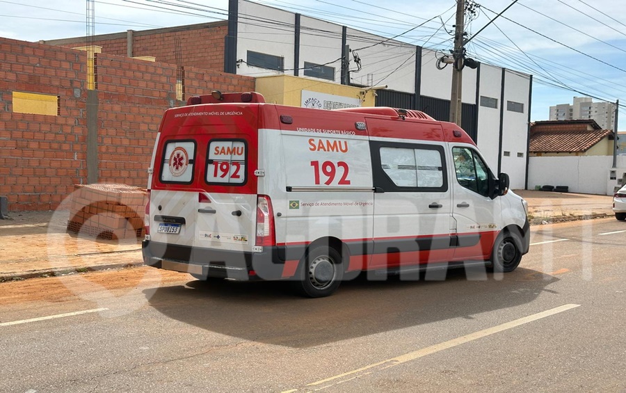 Imagem: A vitima foi encaminhada para o Hospital Regional Copia Trabalhador fica ferido após sofrer choque elétrico e cair de andaime no bairro Sagrada Família