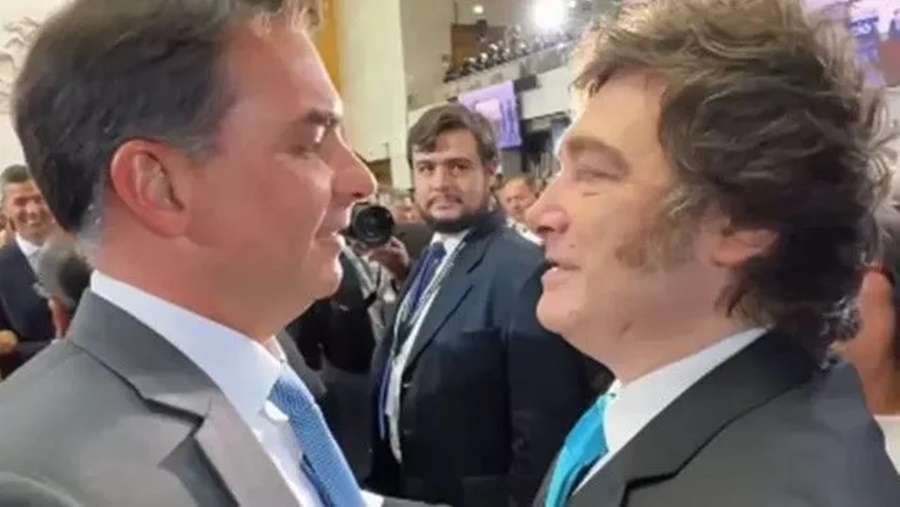 Imagem: Flavio Bolsonaro e Javier Milei presidente da Argentina Flávio Bolsonaro vai à Argentina e quer tratar com Milei avanço da direita na região Imagem: Flavio Bolsonaro e Javier Milei presidente da Argentina Flávio Bolsonaro vai à Argentina e quer tratar com Milei avanço da direita na região