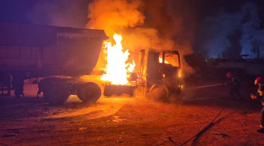 Imagem: GNHFMH Carreta fica destruída após incêndio em pátio de estacionamento no Distrito Industrial de Rondonópolis Imagem: GNHFMH Carreta fica destruída após incêndio em pátio de estacionamento no Distrito Industrial de Rondonópolis
