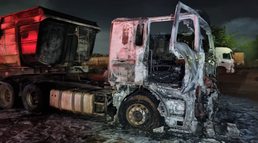 Imagem: KVM 1 Carreta fica destruída após incêndio em pátio de estacionamento no Distrito Industrial de Rondonópolis Imagem: KVM 1 Carreta fica destruída após incêndio em pátio de estacionamento no Distrito Industrial de Rondonópolis