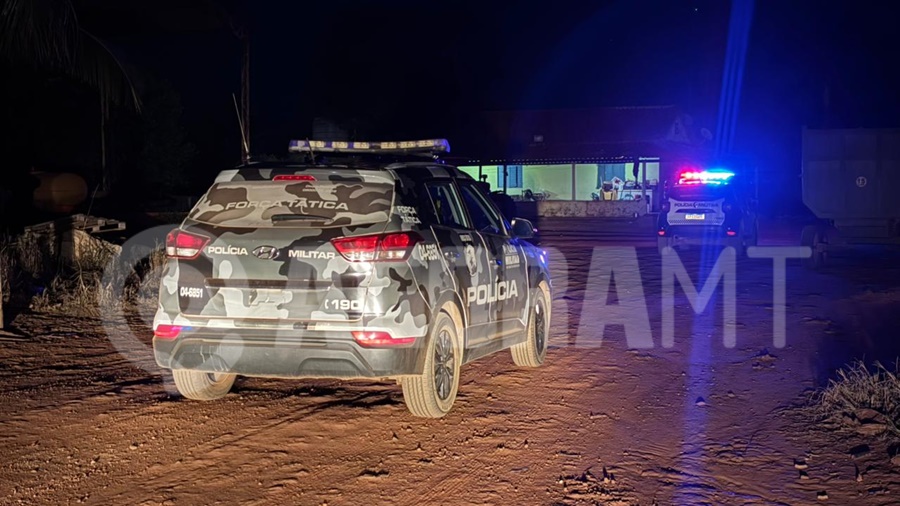 Imagem: Viaturas da Policia Militar no local Idoso é morto em Rondonópolis após quadrilha invadir propriedade rural e tentar roubar R$ 40 mil Imagem: Viaturas da Policia Militar no local Idoso é morto em Rondonópolis após quadrilha invadir propriedade rural e tentar roubar R$ 40 mil