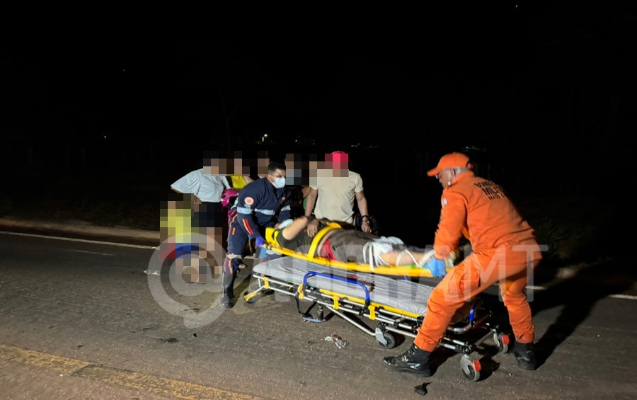 Imagem: Vitima sendo socorrida 3 Colisão entre duas motocicletas deixa três feridos na Rodovia do Peixe em Rondonópolis Imagem: Vitima sendo socorrida 3 Colisão entre duas motocicletas deixa três feridos na Rodovia do Peixe em Rondonópolis
