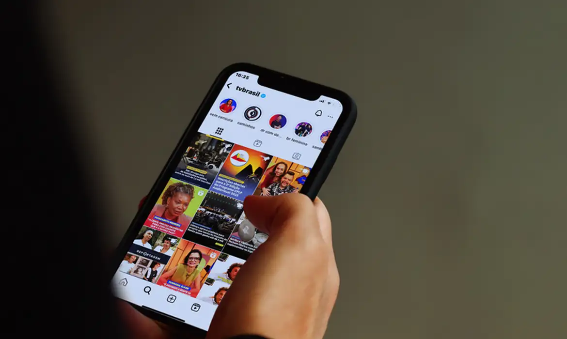 Imagem: fotonosistema Estudo indica que redes sociais favorecem polarização e isolamento político entre jovens Imagem: fotonosistema Estudo indica que redes sociais favorecem polarização e isolamento político entre jovens