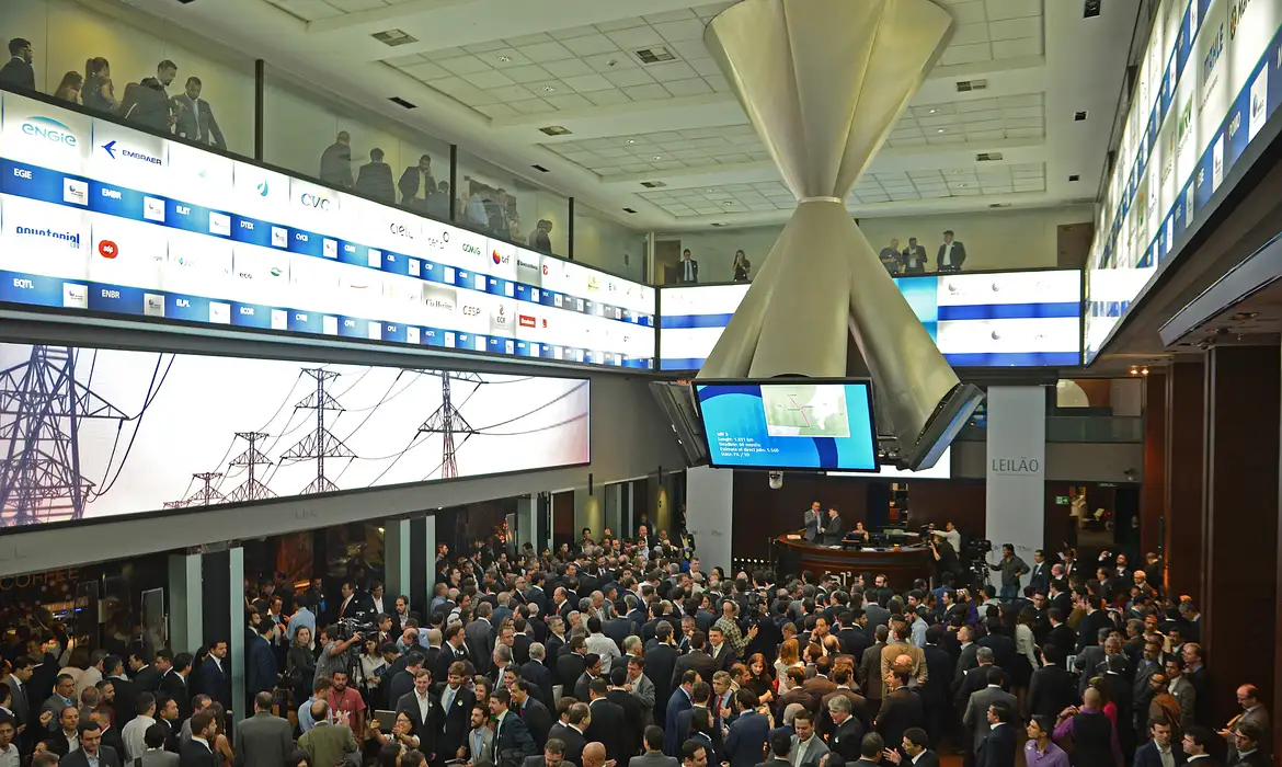 Imagem: 1101839 rvrsa abr121520176673 1 Ibovespa retorna aos 174 mil pontos com aposta na Selic e dólar cai para R$ 5,16 Imagem: 1101839 rvrsa abr121520176673 1 Ibovespa retorna aos 174 mil pontos com aposta na Selic e dólar cai para R$ 5,16