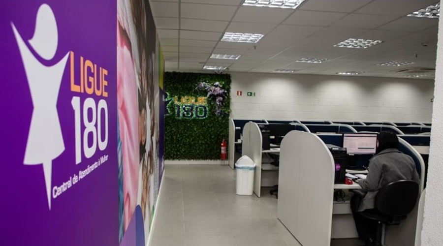 Imagem: AKDVM 1 Senado aprova projeto sobre divulgação da Central de Atendimento à Mulher – Ligue 180