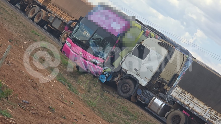 Imagem: Acidente em Primavera do Leste 01 Motorista evita tragédia e ônibus de banda de cantor mato-grossense escapa de colisão frontal na MT-130