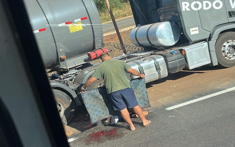 Imagem: Acidente na BR 364 1 ATUALIZAÇÃO EXCLUSIVA | Motociclista que bateu em carreta na BR-364 teve perna amputada e está entubado na UTI