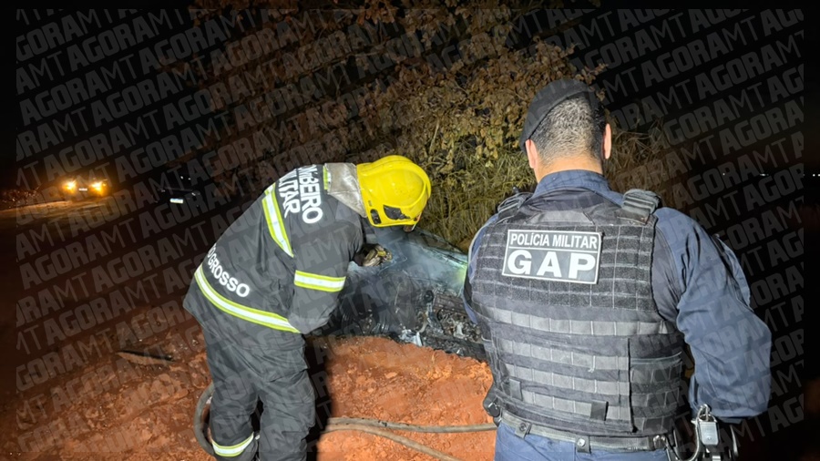 Imagem: Bombeiro e PM no local Corpo carbonizado em veículo pode ser de motorista de aplicativo desaparecido em Rondonópolis