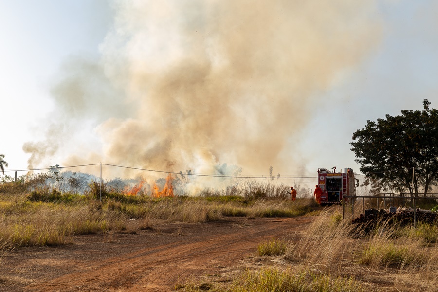 Imagem: Brigadista combate a incendio Prefeitura cria brigada mista com o Corpo de Bombeiros Militar para ampliar combate às queimadas Imagem: Brigadista combate a incendio Prefeitura cria brigada mista com o Corpo de Bombeiros Militar para ampliar combate às queimadas