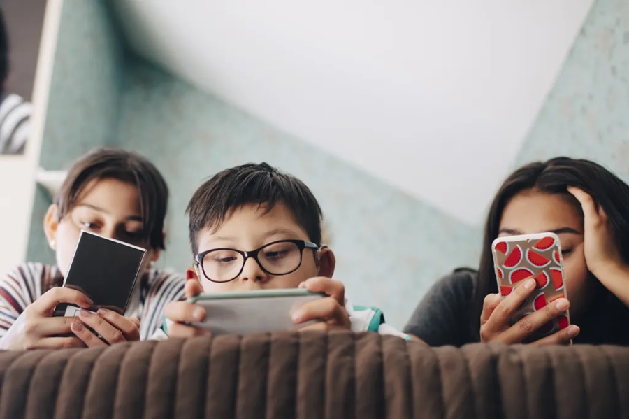 Imagem: CRIANCAS USANDO REDES SOCIAIS NO CELULAR França endurece regras digitais e impede crianças de usar redes sociais