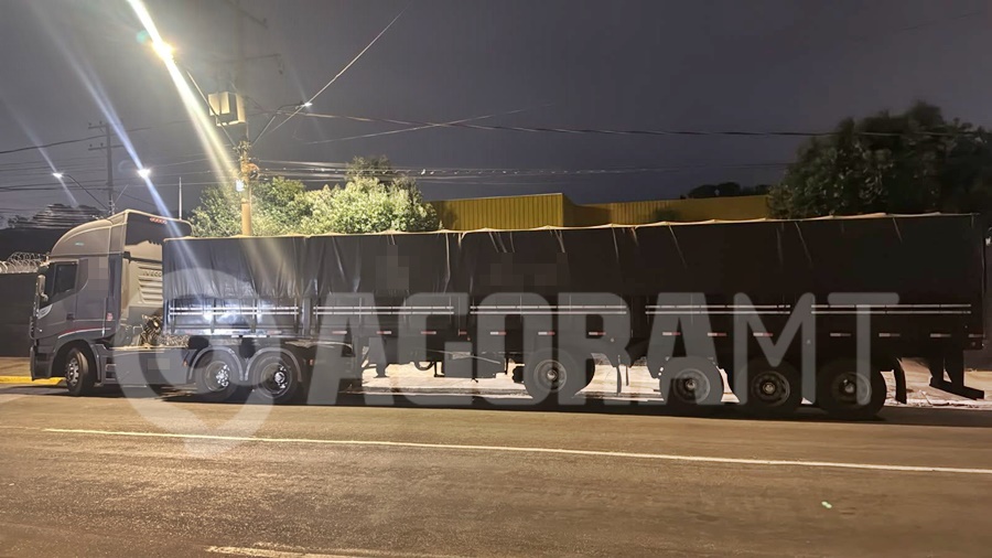 Imagem: Caminhao apreendido 01 Caminhão com placas adulteradas é apreendido pela PM e motorista é preso em terminal de Rondonópolis Imagem: Caminhao apreendido 01 Caminhão com placas adulteradas é apreendido pela PM e motorista é preso em terminal de Rondonópolis