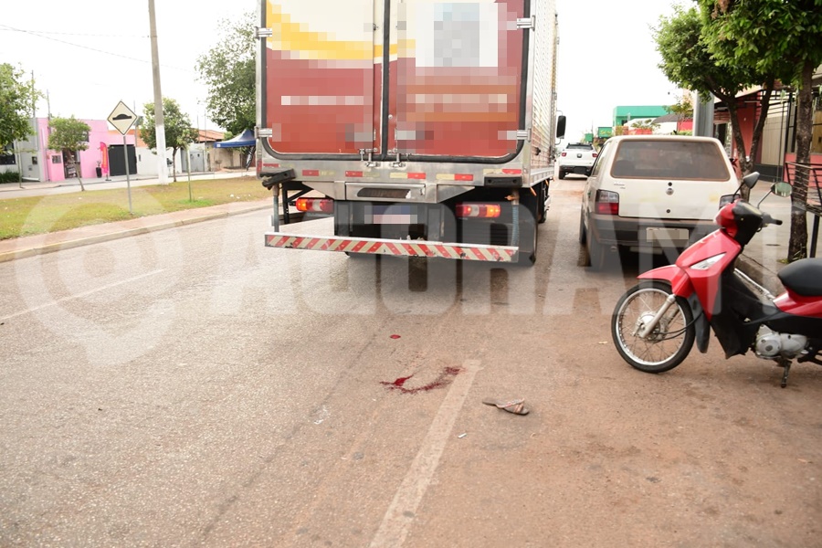Imagem: Caminhao envolvido no acidente Motociclista fica ferida após bater na traseira de caminhão parado para entrega em Rondonópolis