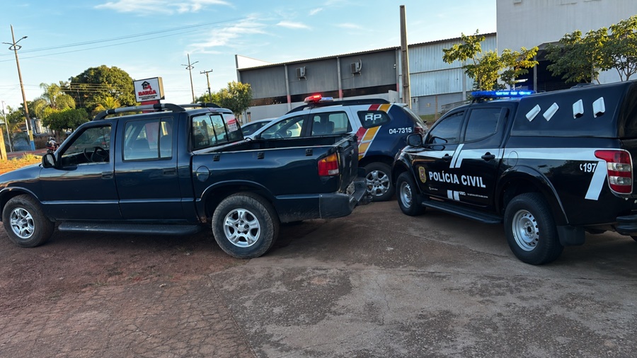 Imagem: Caminhonete recuperada em acao conjunta da PC e PM Ação conjunta das polícias Civil e Militar recupera veículo furtado momentos seguintes após o crime em Guiratinga