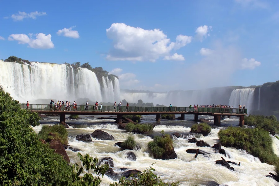 Imagem: Cataratas do Iguacu Brasil recebeu mais de 5,2 milhões de turistas estrangeiros no 1º semestre