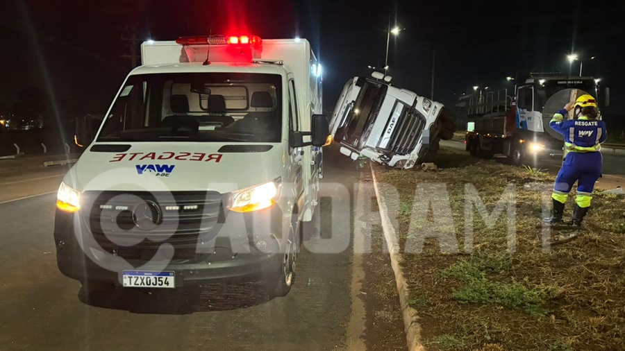 Imagem: Concessionaria de resgate no local Carreta tomba após motorista perder o controle na BR-364; pista ficou parcialmente interditada em Rondonópolis