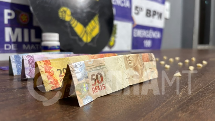 Imagem: Dinheiro e droga apreendida Menor apreendido pela PM com drogas e dinheiro diz que vende entorpecentes para "ajudar em casa" Imagem: Dinheiro e droga apreendida Menor apreendido pela PM com drogas e dinheiro diz que vende entorpecentes para "ajudar em casa"