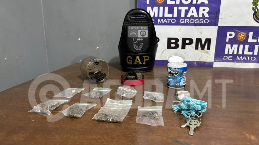 Imagem: Droga apreendida pelo Grupo de Apoio GAP aprende dupla suspeita por tráfico de drogas e tira de circulação drogas e moto irregular Imagem: Droga apreendida pelo Grupo de Apoio GAP aprende dupla suspeita por tráfico de drogas e tira de circulação drogas e moto irregular