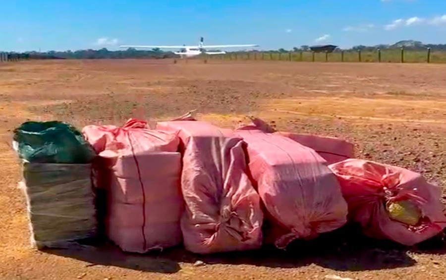 Imagem: Drogas apreendidas Operação integrada apreende 12 fardos de maconha após descarregamento por aeronaves em Mato Grosso Imagem: Drogas apreendidas Operação integrada apreende 12 fardos de maconha após descarregamento por aeronaves em Mato Grosso