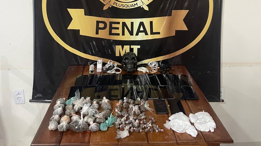 Imagem: Drogas e produtos apreendidos Revista surpresa na Mata Grande apreende cocaína, maconha e dezenas de celulares em Rondonópolis