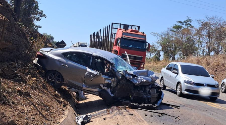 Imagem: ENQUADRAMENTO SITE 1 3 Grave acidente envolvendo um carro de passeio e dois caminhões é registrado na BR-364 em Jaciara