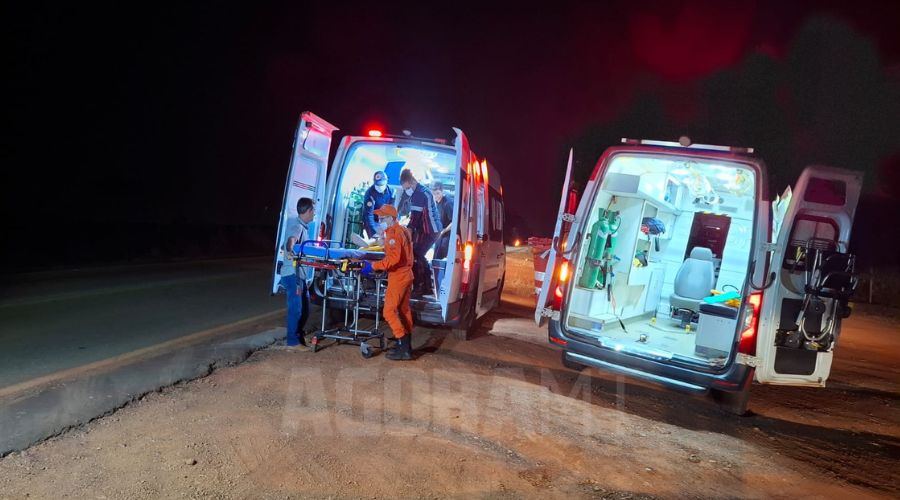 Imagem: ENQUADRAMENTO SITE 4 1 Caminhonete capota após sair da pista e colidir contra árvore na MT-270 em Rondonópolis