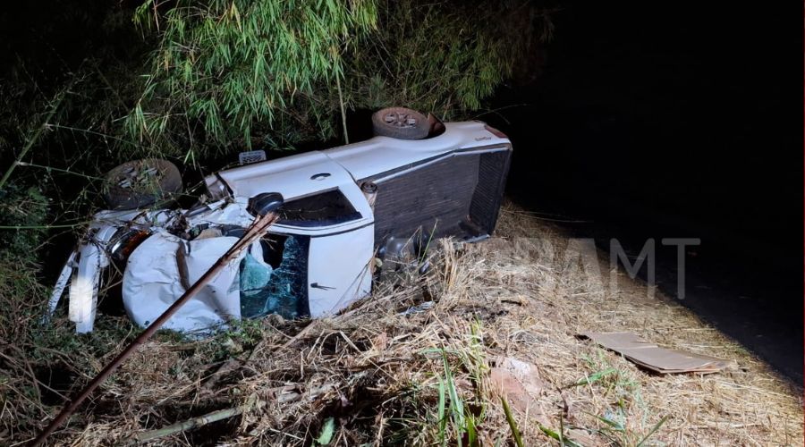 Imagem: ENQUADRAMENTO SITE 5 1 Caminhonete capota após sair da pista e colidir contra árvore na MT-270 em Rondonópolis
