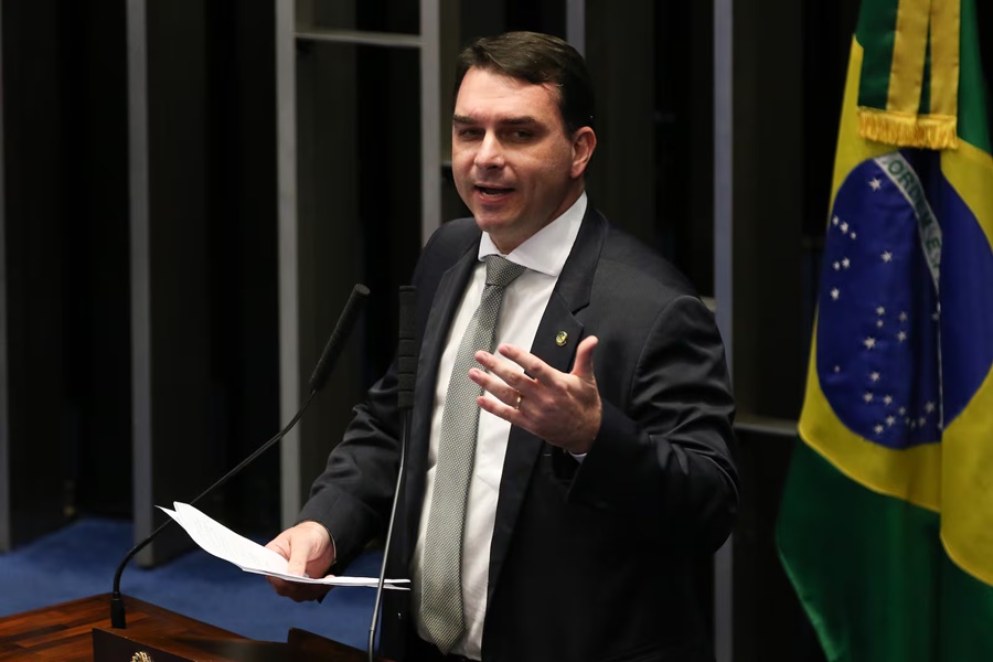Imagem: Flavio Bolsonaro Pesquisa em Rondonópolis aponta Wellington Fagundes na liderança para o Governo e Flávio Bolsonaro à frente na disputa pela Presidência