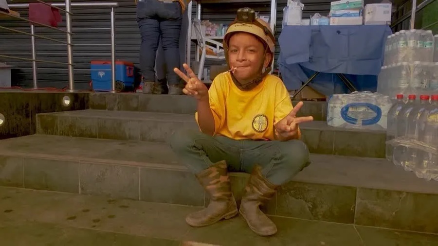 Imagem: Garoto que ajuda no socorro da Venezuela Garoto de 10 anos se torna socorrista na Venezuela após terremotos