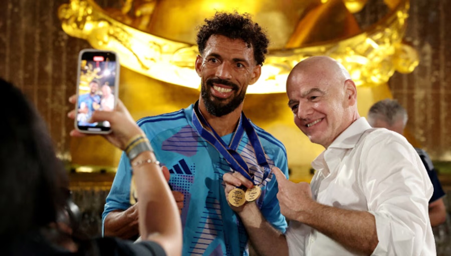 Imagem: Goleiro Vozinha Consagração | Vozinha é eleito o melhor goleiro da Copa do Mundo e integra a seleção oficial da FIFA
