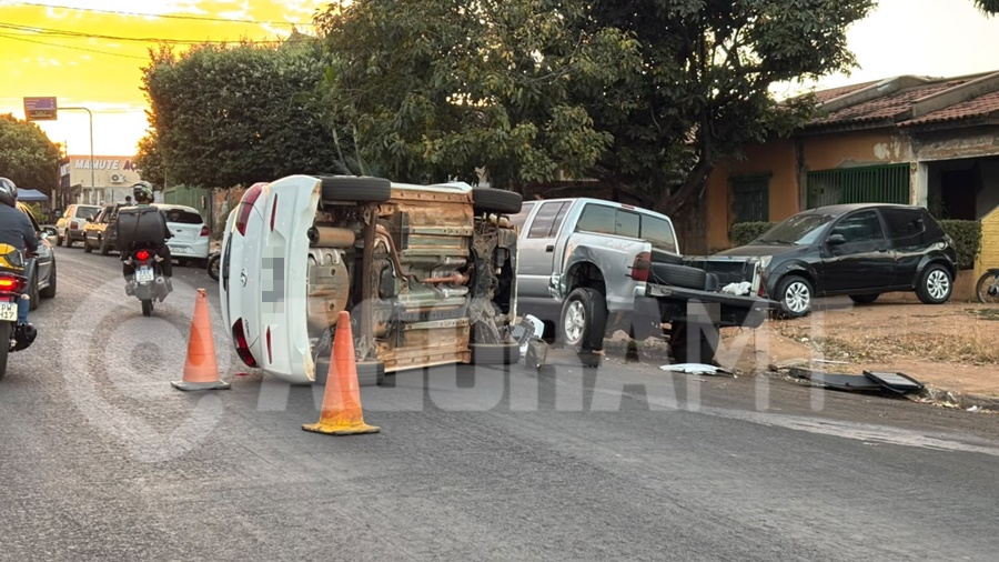 Imagem: HB20 bateu na S10 Veículo capota em Rondonópolis após motorista perder o controle e colidir com carro estacionado
