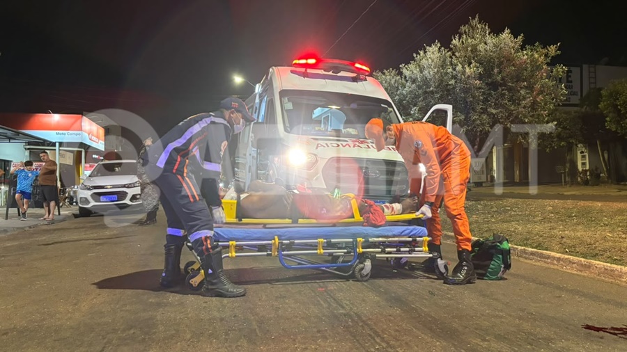 Imagem: Homem sendo socorrido pela equipe do Samu Atropelamento mobiliza Força Tática e SAMU na noite desta sexta-feira em Rondonópolis