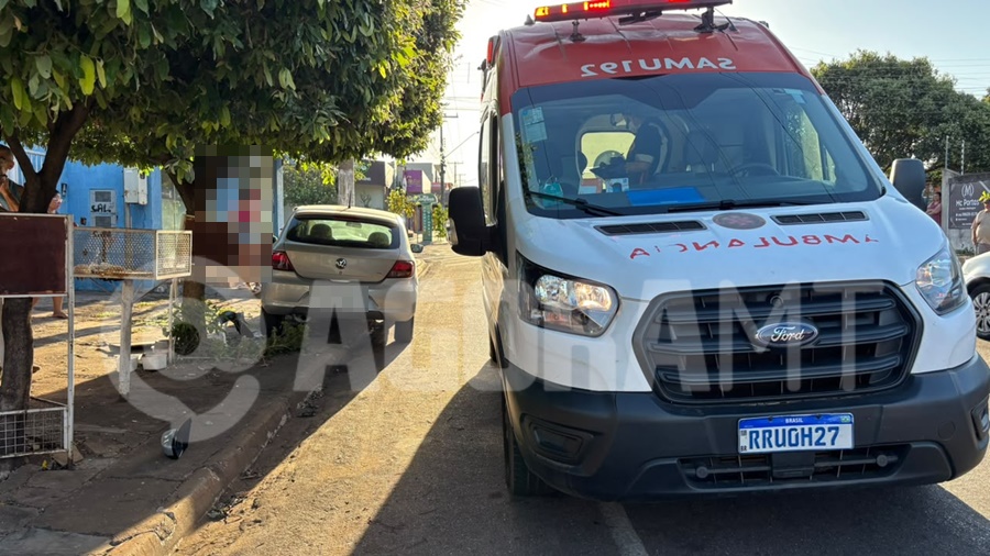 Imagem: Idoso foi socorrido pelo Samu Idoso bate a cabeça no para-brisa após perder o controle do veículo no bairro Vila Operária em Rondonópolis