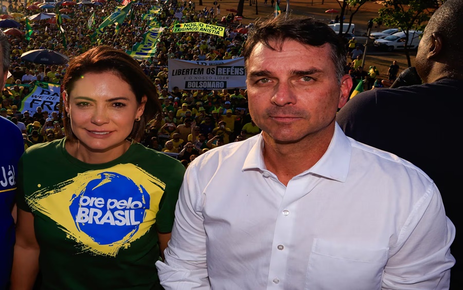 Imagem: Michelle e Flavio Bolsonaro Michelle aceita pedido de desculpas de Flávio e fala em união para ‘resgatar o Brasil’