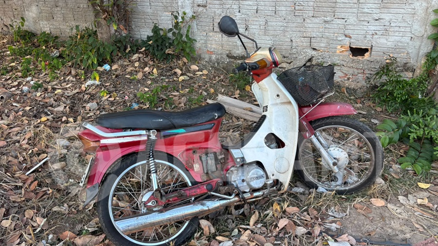 Imagem: Moto Dream envolvida no acidente Motociclista fica ferido com fratura após colisão com Fiat Uno no bairro Sagrada Família em Rondonópolis