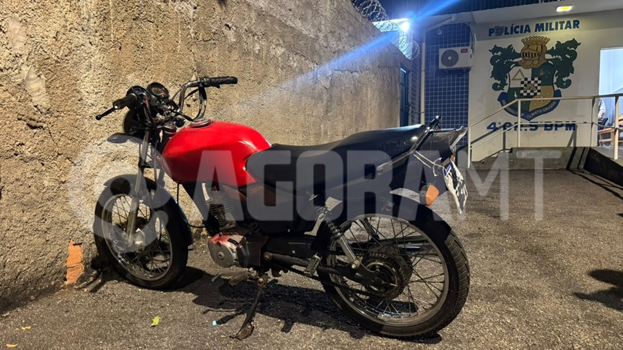 Imagem: Moto apreendida 1 Suspeito é preso e menor é apreendido pela Força Tática com dezenas de porções de pasta base de cocaína