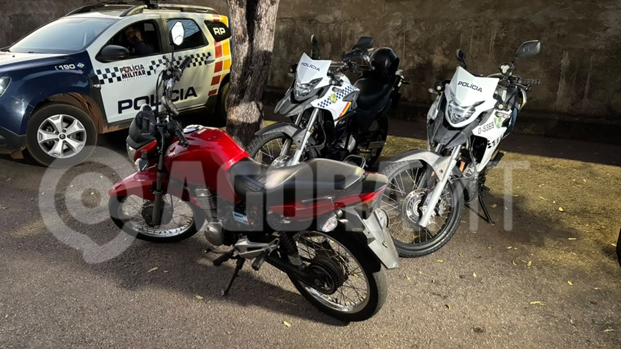 Imagem: Moto apreendida pela PM GAP aprende dupla suspeita por tráfico de drogas e tira de circulação drogas e moto irregular Imagem: Moto apreendida pela PM GAP aprende dupla suspeita por tráfico de drogas e tira de circulação drogas e moto irregular