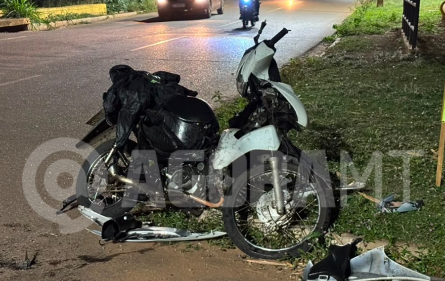 Imagem: Moto envolvida em acidente Motociclista é arremessado após forte colisão na Avenida Daniel Clemente; veja o vídeo