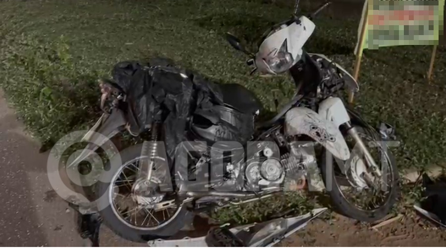 Imagem: Moto ficou destruida Motociclista é arremessado após forte colisão na Avenida Daniel Clemente; veja o vídeo