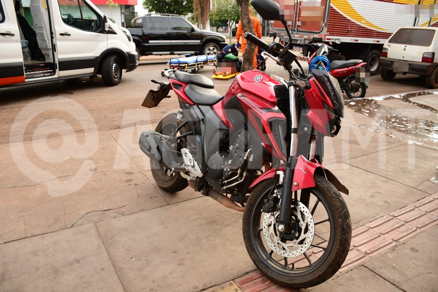 Imagem: Motocicleta envolvida no acidente Motociclista fica ferida após bater na traseira de caminhão parado para entrega em Rondonópolis
