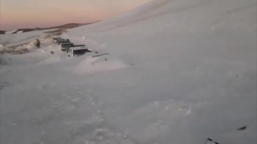 Imagem: Neve na Argentina Neve soterra carros na Argentina e deixa mais de 100 turistas ilhados Imagem: Neve na Argentina Neve soterra carros na Argentina e deixa mais de 100 turistas ilhados